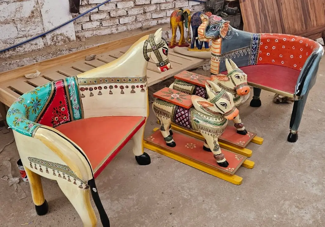 The Ultimate Guide to Handcrafted Wooden Animal Head Chairs 4 handpainted wooden animal chair